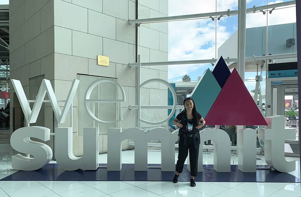 Pauline arriving in the airport, posing next to the WebSummit sign